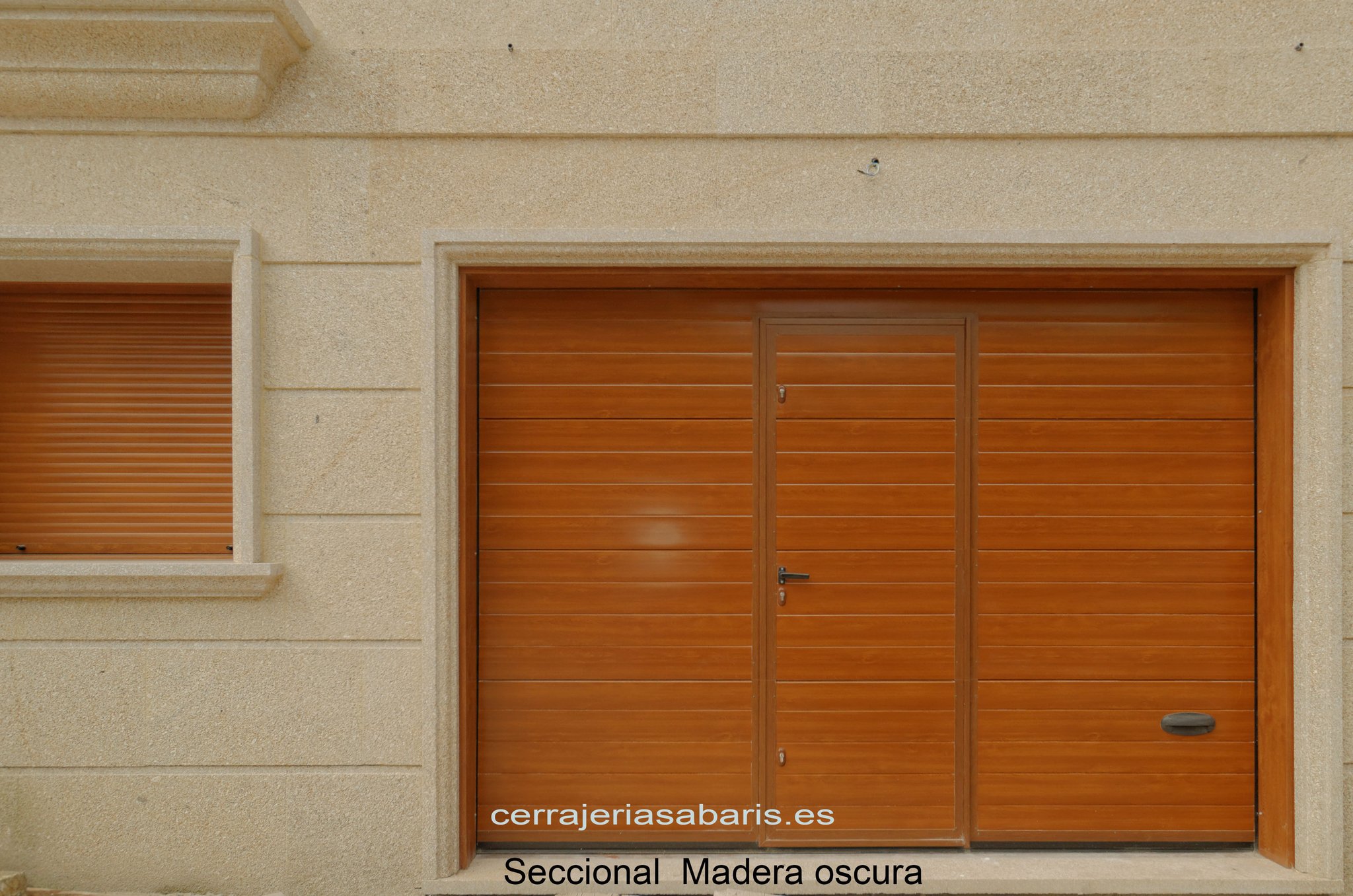 Puerta seccional imitación madera miel