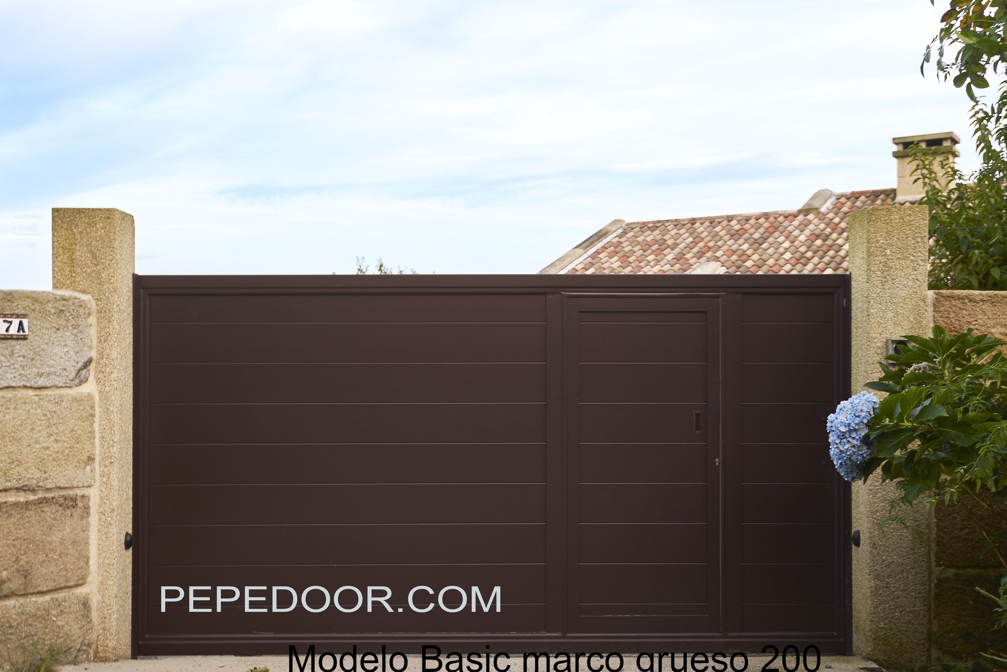 Puerta seccional verde oliva con puerta peatonal integrada