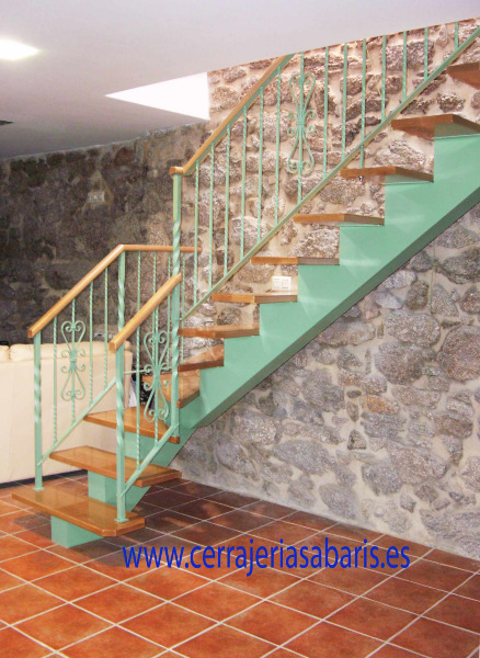 Escalera metálica en Moraña
