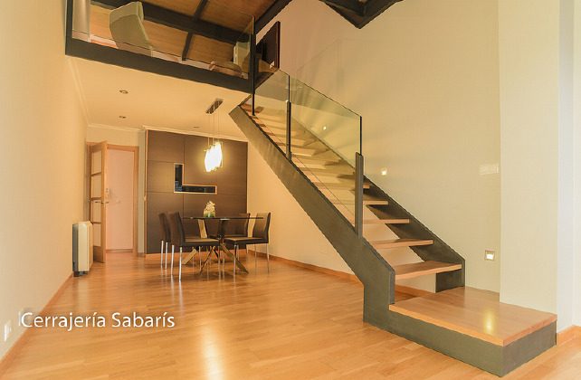 Escalera Nautilus de doble zanca con vidrio
