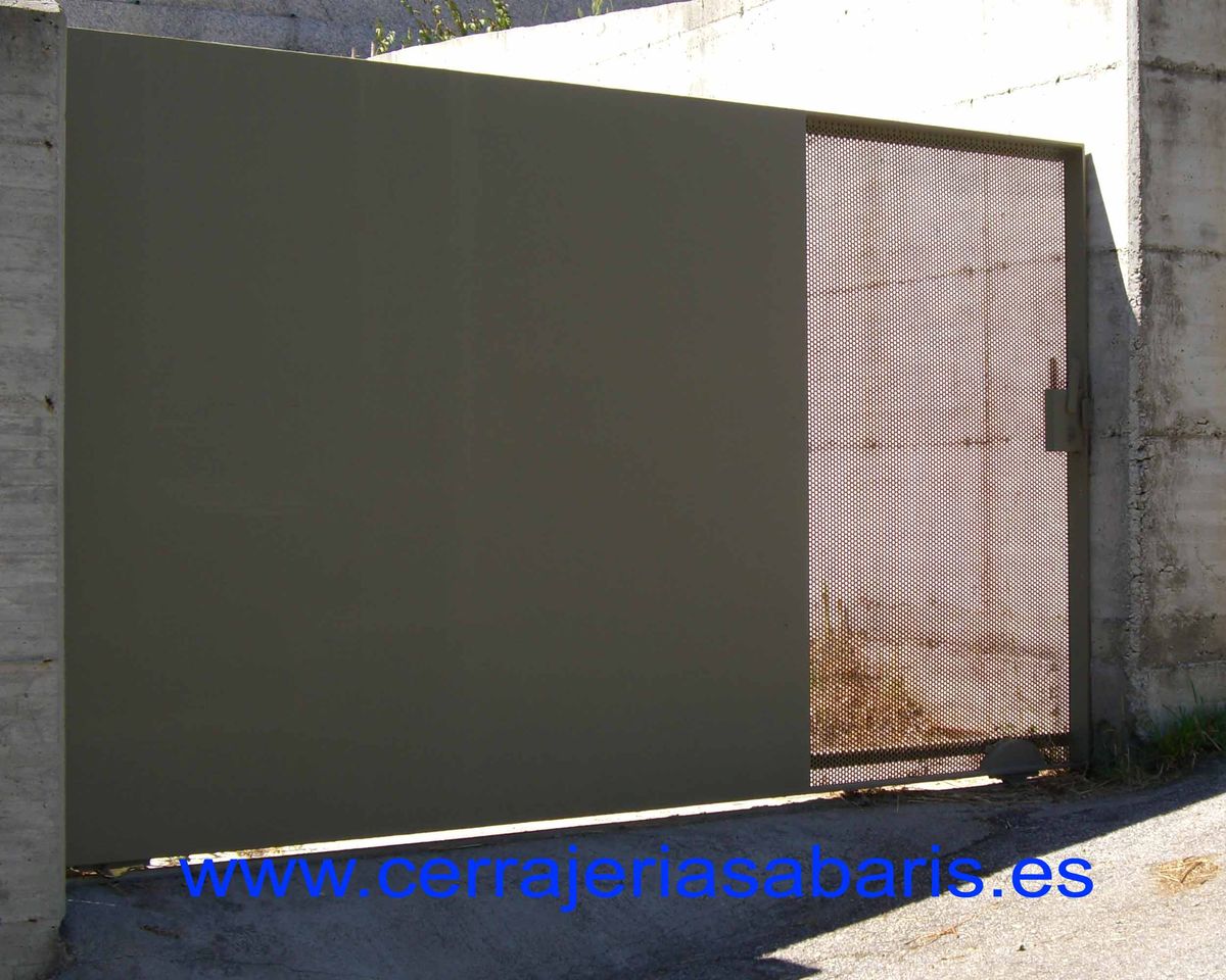Portal hierro panel perforado — Bueu