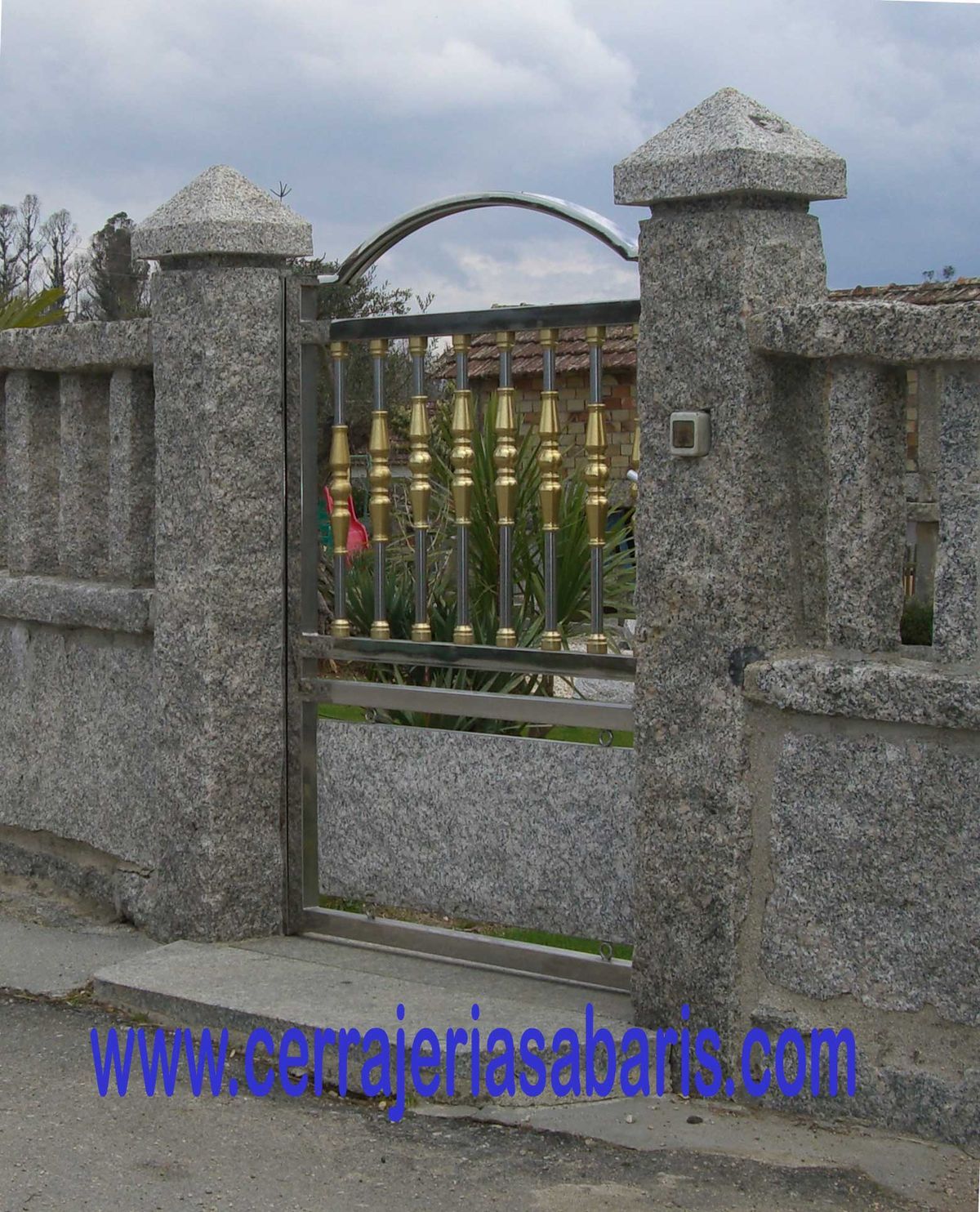 Puerta inox — fachada piedra