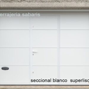 Puerta seccional de garaje en blanco superliso