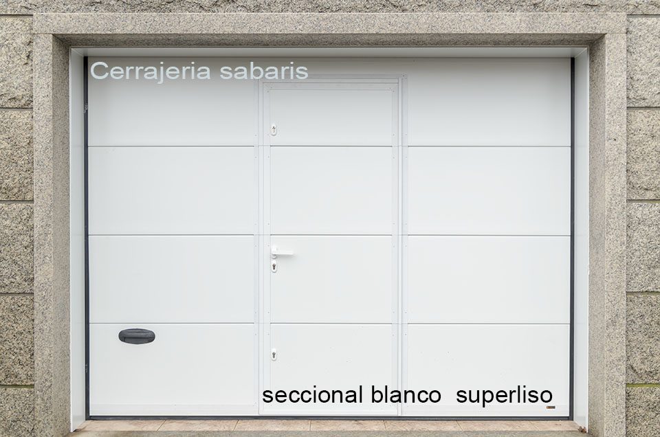 Puerta seccional de garaje blanco superliso