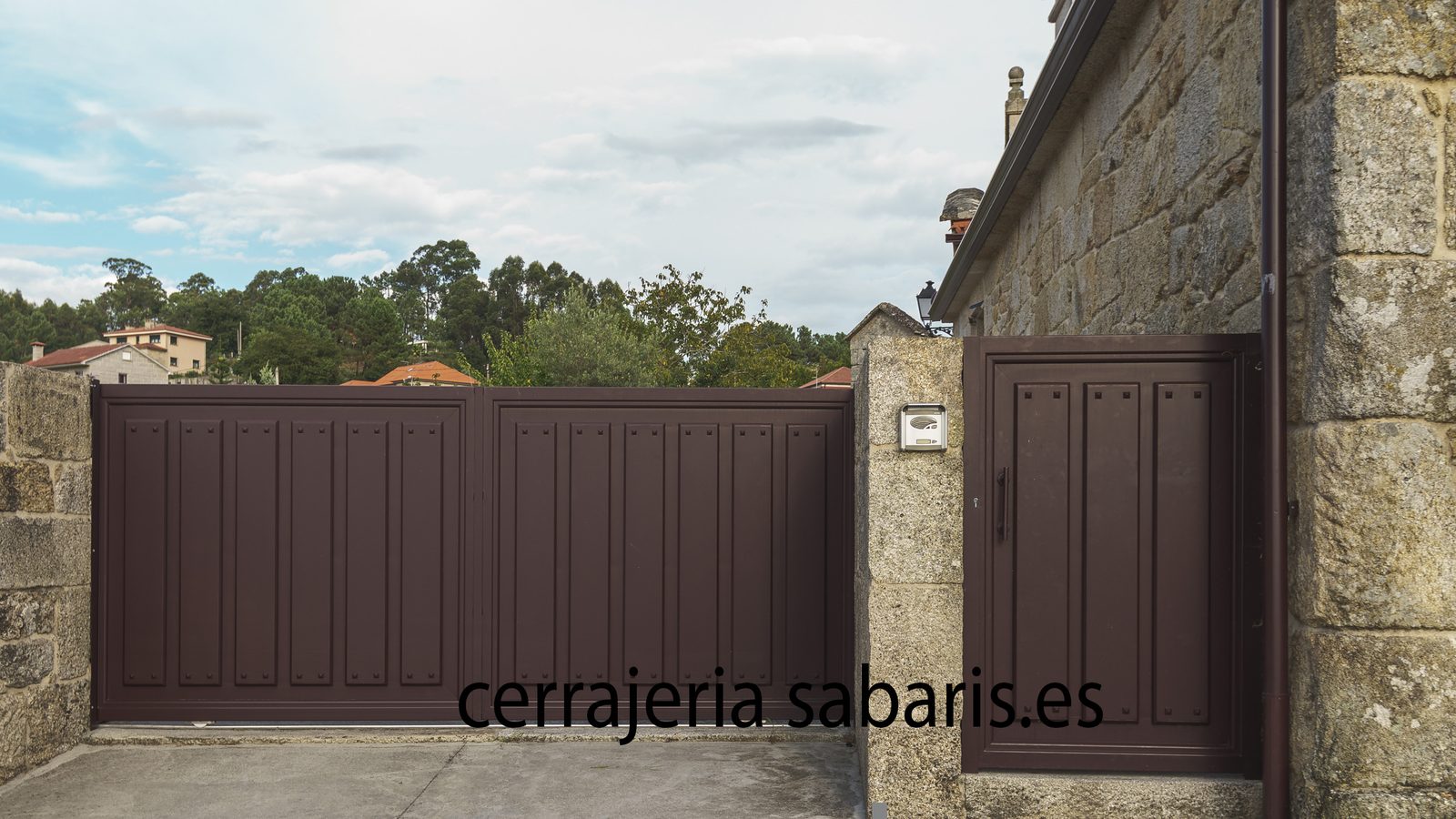 Portal modelo Tablón símil madera entre muros de piedra
